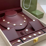 فان كليف طقم نسائي - الصورة 2