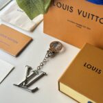 ميداليات lv - الصورة 3