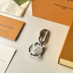 ميداليات lv - الصورة 5