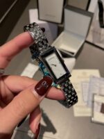 ساعه جوتشي نسائي - الصورة 2